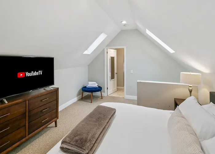 Great For Families Dt Near Naval Base Apartment *